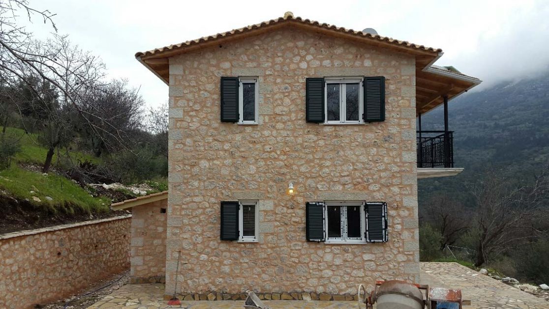 Lefkas Domi Dyo Diorofes Katoikies Agios Petros