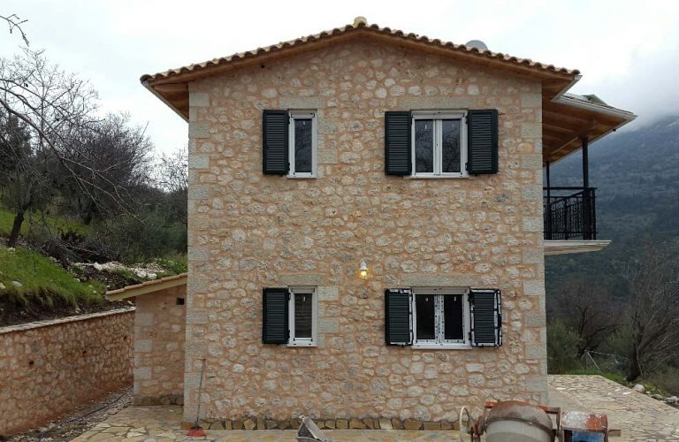 Lefkas Domi Dyo Diorofes Katoikies Agios Petros