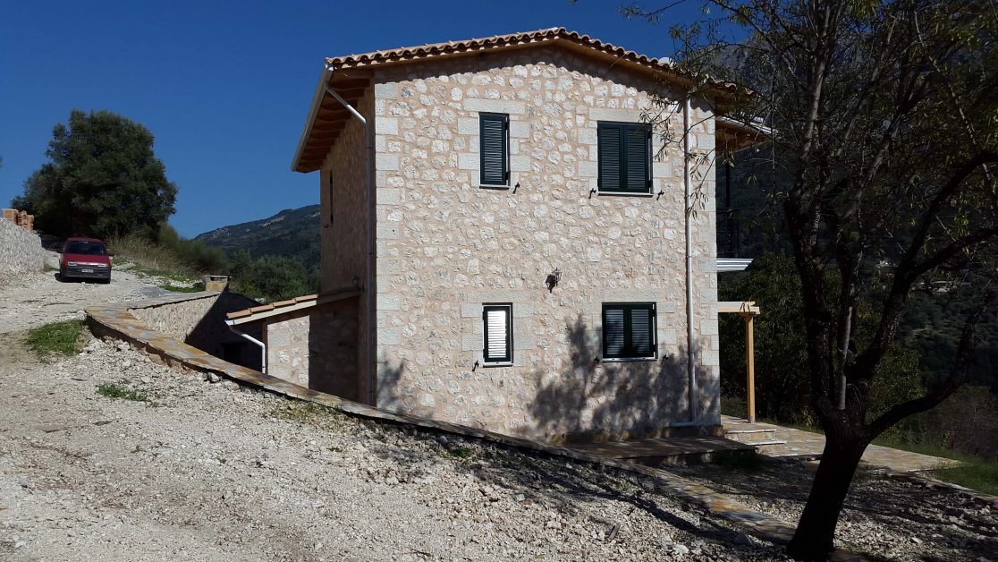 Lefkas Domi Dyo Diorofes Katoikies Agios Petros